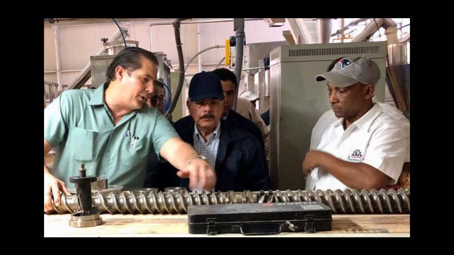 Presidente Medina asiste a encendido de planta de procesamiento de alimentos en Nagua