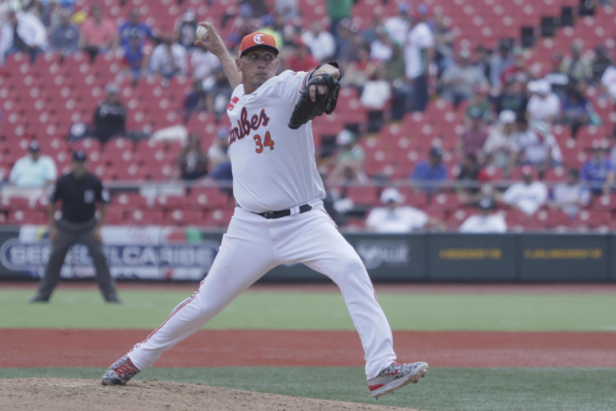 El lanzador de los Caribes de Anzoátegui de Venezuela Freddy García durante el juego ante las Águilas Cibaeñas de Republica Dominicana el sábado 3 de febrero de 2018, en la Ciudad de Zapopan Jalisco (México). 