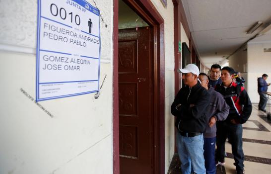 Ecuatorianos votan en referendo popular que enfrenta a Correa y a Moreno