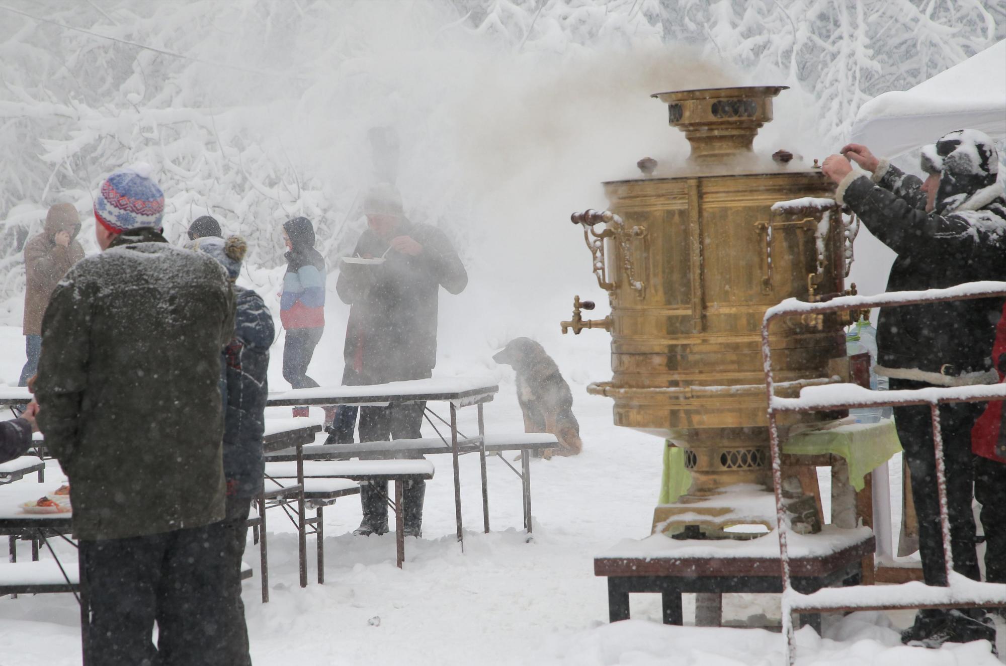 Un ruso prepara un té caliente  tea en el “Traditional Russia Kettles” durante la carrera de esquí en 'Ski-Track of Moscow' en Khimki, en las afueras de Moscú, Rusia.