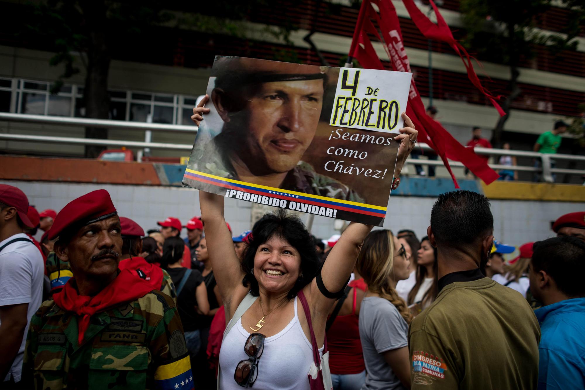 Simpatizantes del Gobierno venezolano participan en una movilización con motivo de los 26 años del intento de golpe de Estado del 4 de febrero de 1992 que fue encabezado por el entonces coronel del Ejército Hugo Chávez Frías. 