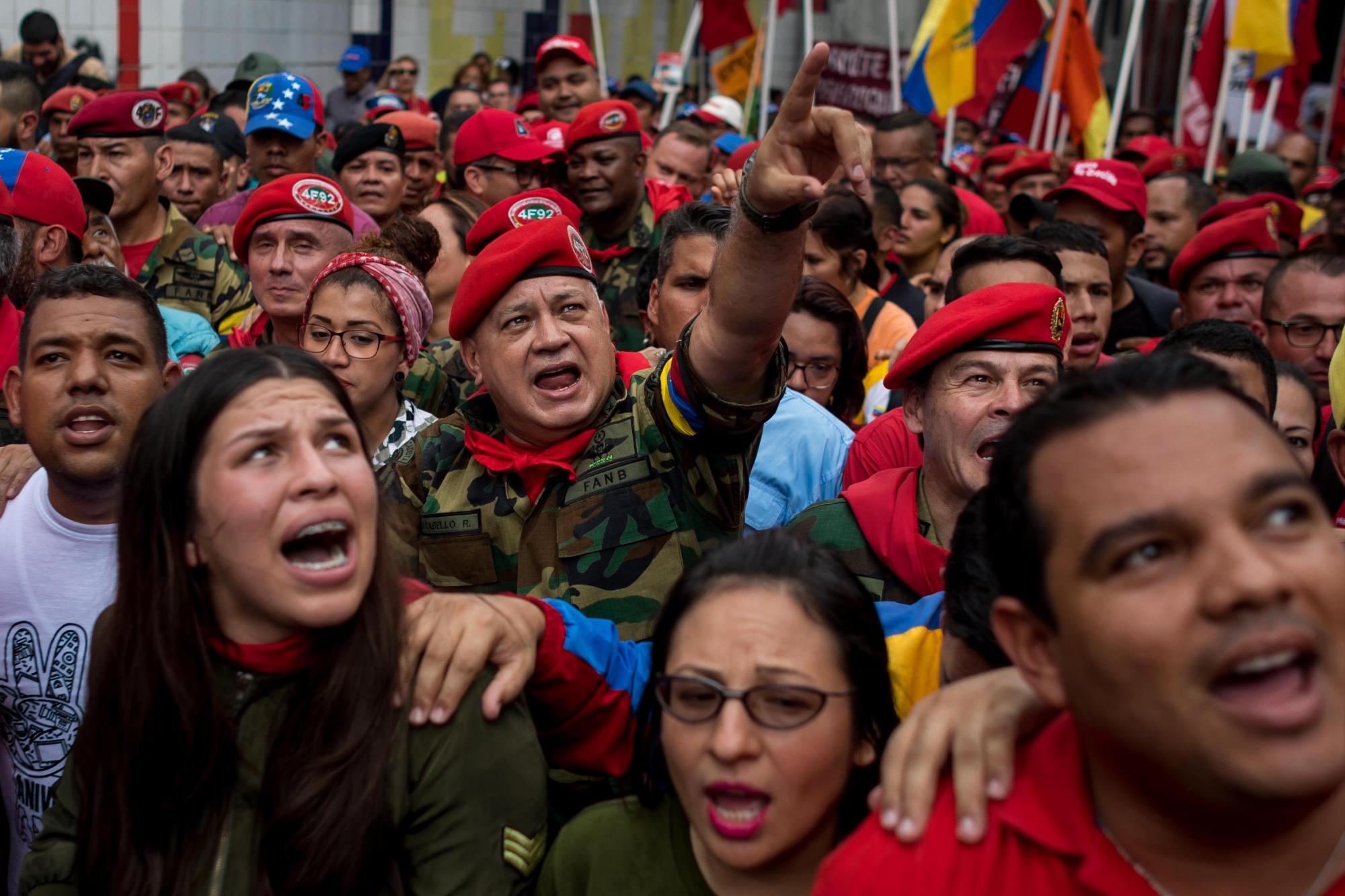 El dirigente político Diosdado Cabello (c) participa en una movilización este domingo 4 de febrero de 2018, en Caracas (Venezuela), con motivo de los 26 años del intento de golpe de Estado del 4 de febrero de 1992 que fue encabezado por el entonces coronel del Ejército Hugo Chávez Frías. 