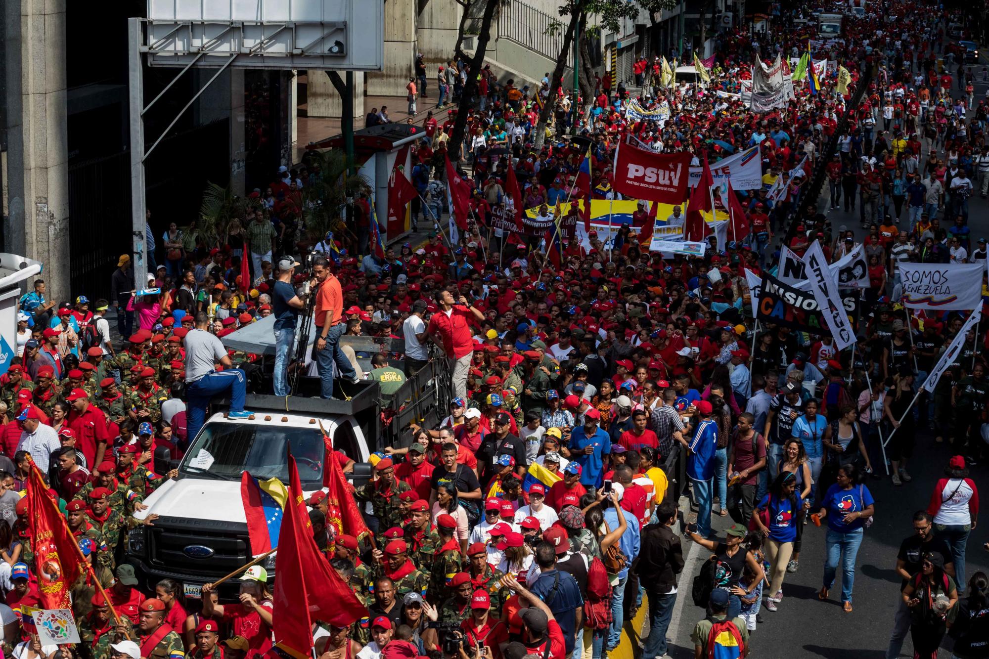 El dirigente político Diosdado Cabello (c) participa en una movilización con motivo de los 26 años del intento de golpe de Estado del del 4 de febrero de 1992, encabezado por el entonces coronel del Ejército Hugo Chávez Frías. 