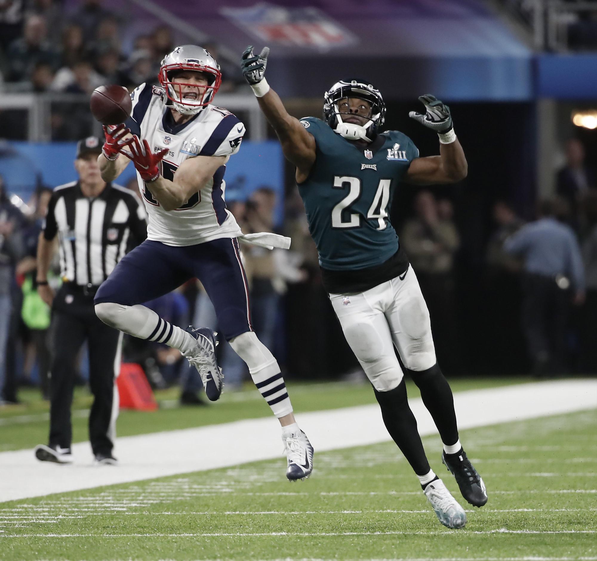 El receptor de los New England Patriots, Chris Hogan (izquierda) no puede atrapar el pase cuando el defensivo Corey Graham (derecha) de Philadelphia Eagles defiende durante el tercer cuarto del Super Bowl en el US Bank Stadium en Minneapolis, (Minnesota, EUA) el 4 de febrero de 2018.