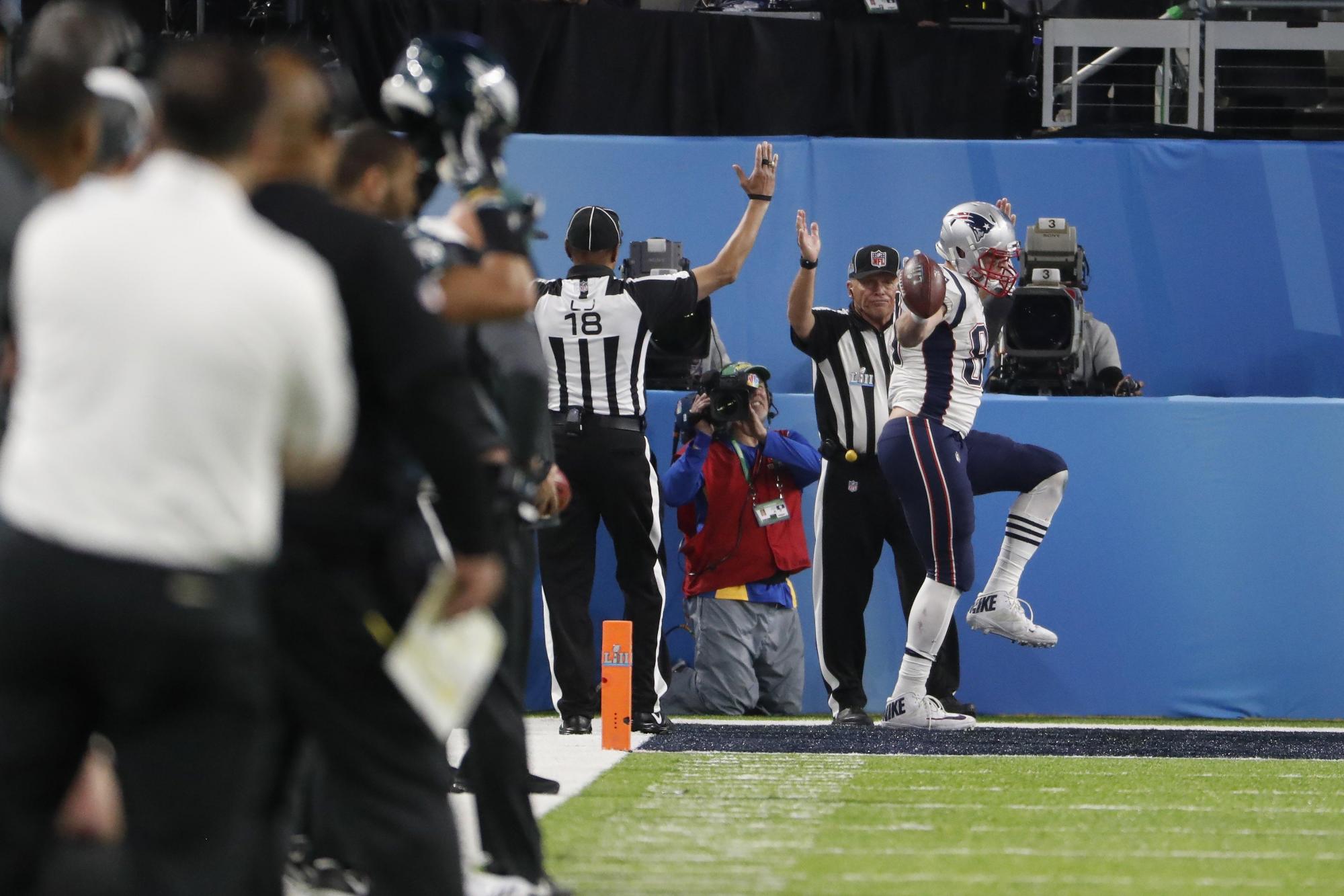 El ala de los New England Patriots Rob Gronkowski celebra después de anotar un touchdown en el último cuarto del Super Bowl 52 en el US Bank Stadium en Minneapolis, Minnesota, EE.UU., el 4 de febrero de 2018.