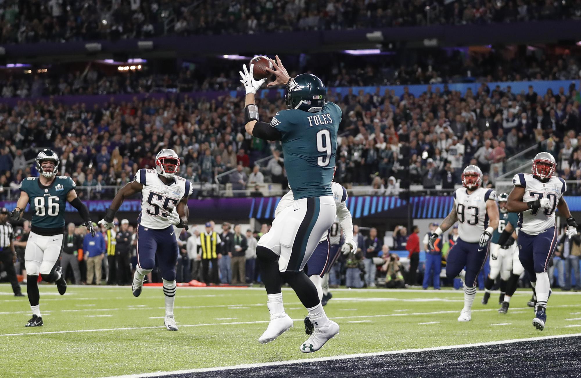 Nick Foles de los Philadelphia Eagles atrapa un pase de touchdown durante la primera mitad del partido de fútbol americano NFL Super Bowl 52 contra los New England Patriots el 4 de febrero de 2018 en Minneapolis.