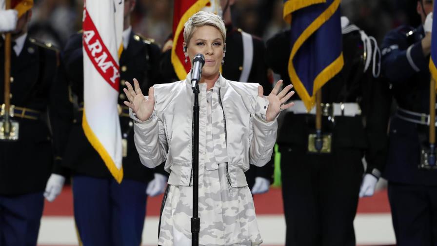 Pink canta el Himno Nacional en Super Bowl y ningún jugador se arrodilla como protesta 