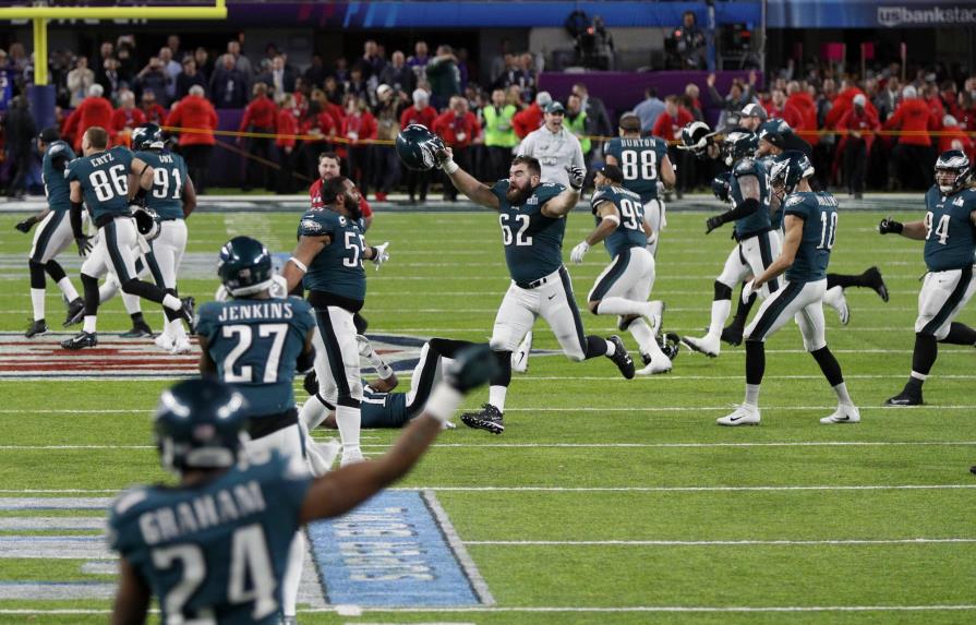 Los Eagles conquistan su primer título del Super Bowl; Foles se crece y apaga el sueño de Brady