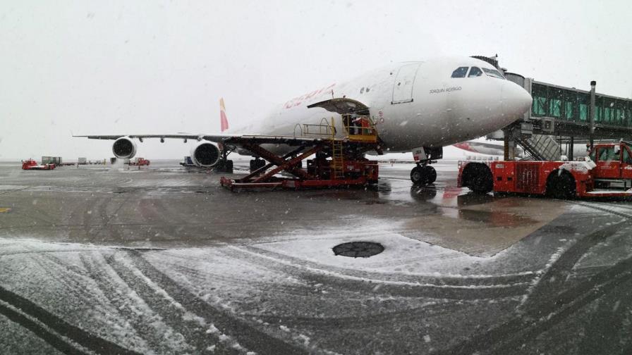 Aeropuerto de Madrid sufre retrasos y cancelaciones por tormenta de nieve