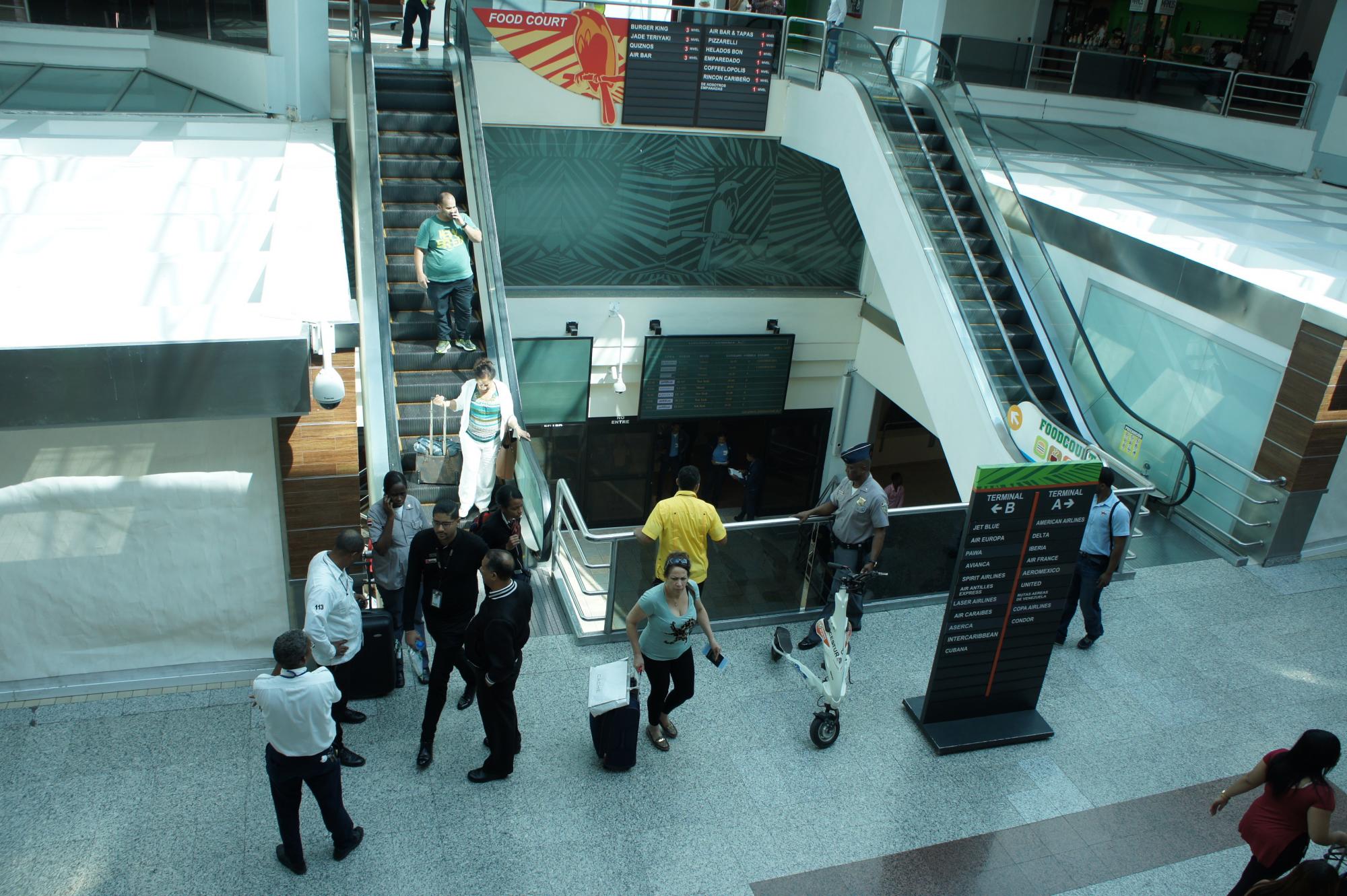 Las escaleras del Aeropuerto Aeropuerto Internacional de Las Américas Doctor José Francisco Peña Gómez, en la que el equipaje del pasajero francés se enredó y provocó su caída.