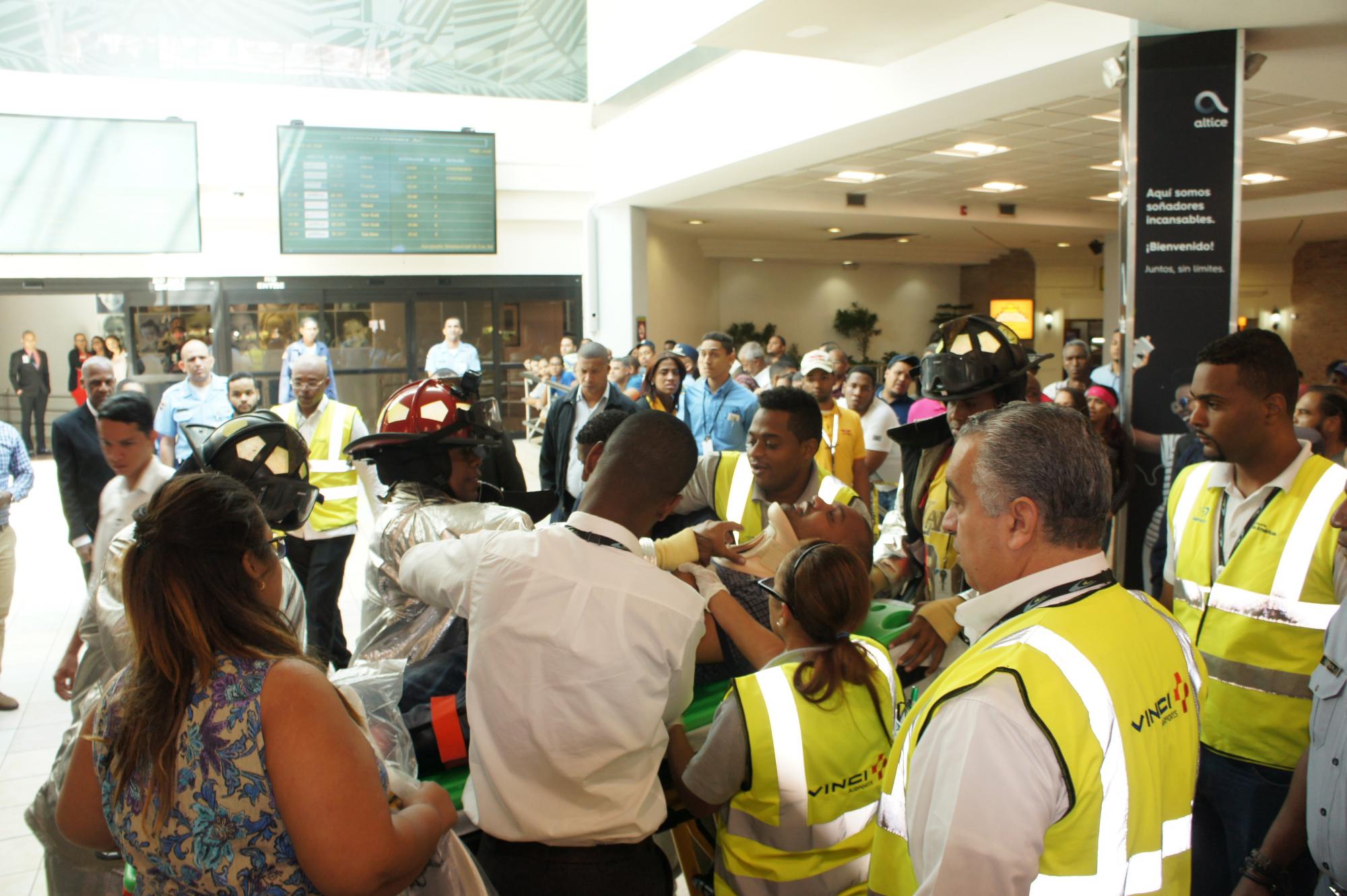 Momento en el que era socorrido el pasajero que tuvo el accidente en el Aeropuerto Internacional de Las Américas Doctor José Francisco Peña Gómez este lunes 5 de febrero de 2018.