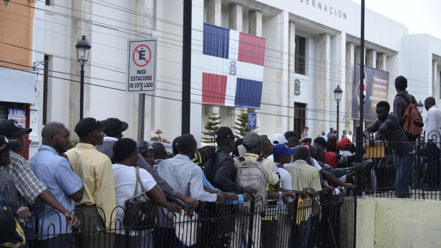 Cientos de extranjeros acuden a gobernación de Santiago en procura carné de regularización