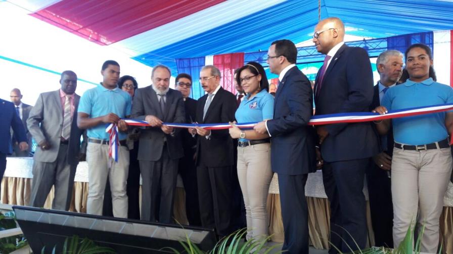 Presidente entrega liceo Juan Pablo Duarte en San Isidro