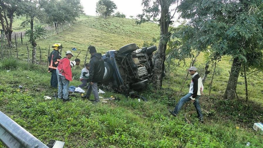 Muere hombre al chocar yipeta contra un árbol en carretera de El Seibo