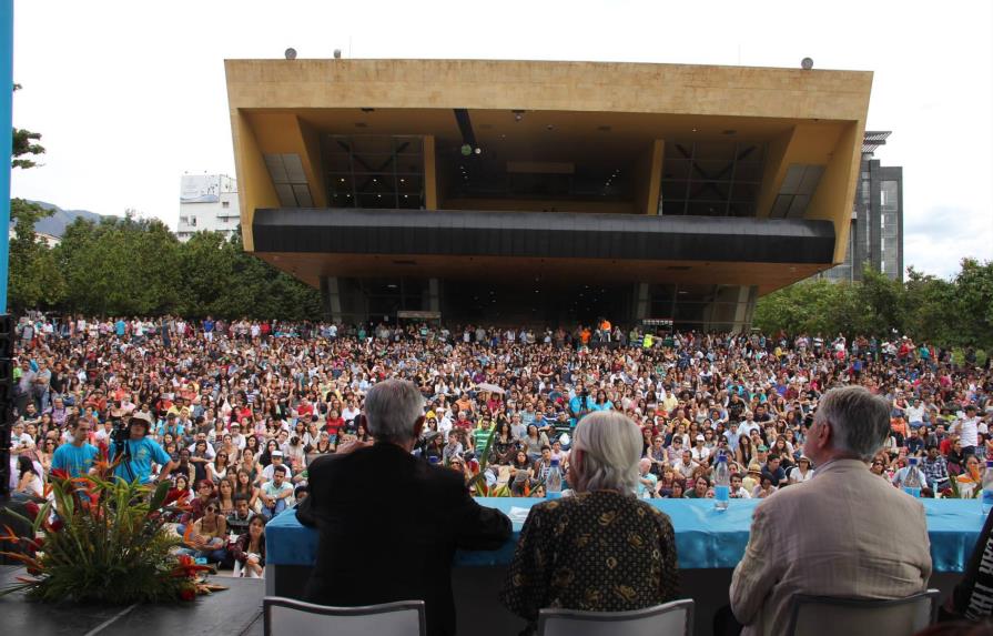 Poetas de 102 países firman en apoyo al Festival de Poesía de Medellín, el más importante del mundo