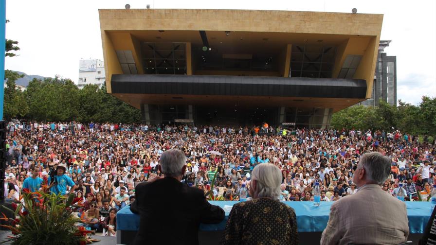 Poetas de 102 países firman en apoyo al Festival de Poesía de Medellín, el más importante del mundo