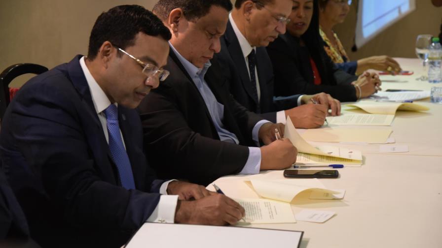 Firman acuerdo para pensiones a empleados de los cabildos