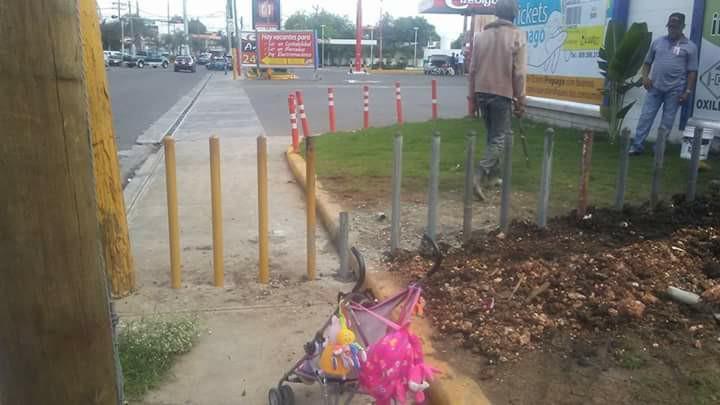 Ayuntamiento SDE derriba pilotillos impedían libre paso de peatones en la carretera Mella