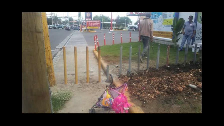 Ayuntamiento SDE derriba pilotillos impedían libre paso de peatones en la carretera Mella Ayuntamiento SDE derriba pilotillos impedían libre paso de peatones en la carretera Mella