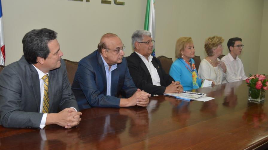 CENAPEC recibe RD$1 millón de Fundación Farach para ofrecer becas a personas de escasos recursos