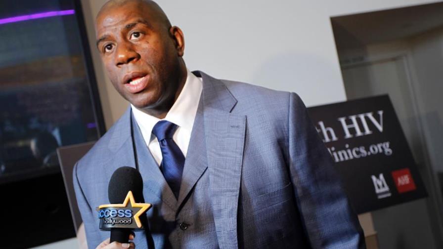 Legendario Magic Johnson multado por elogiar al jugador Antetokounmpo