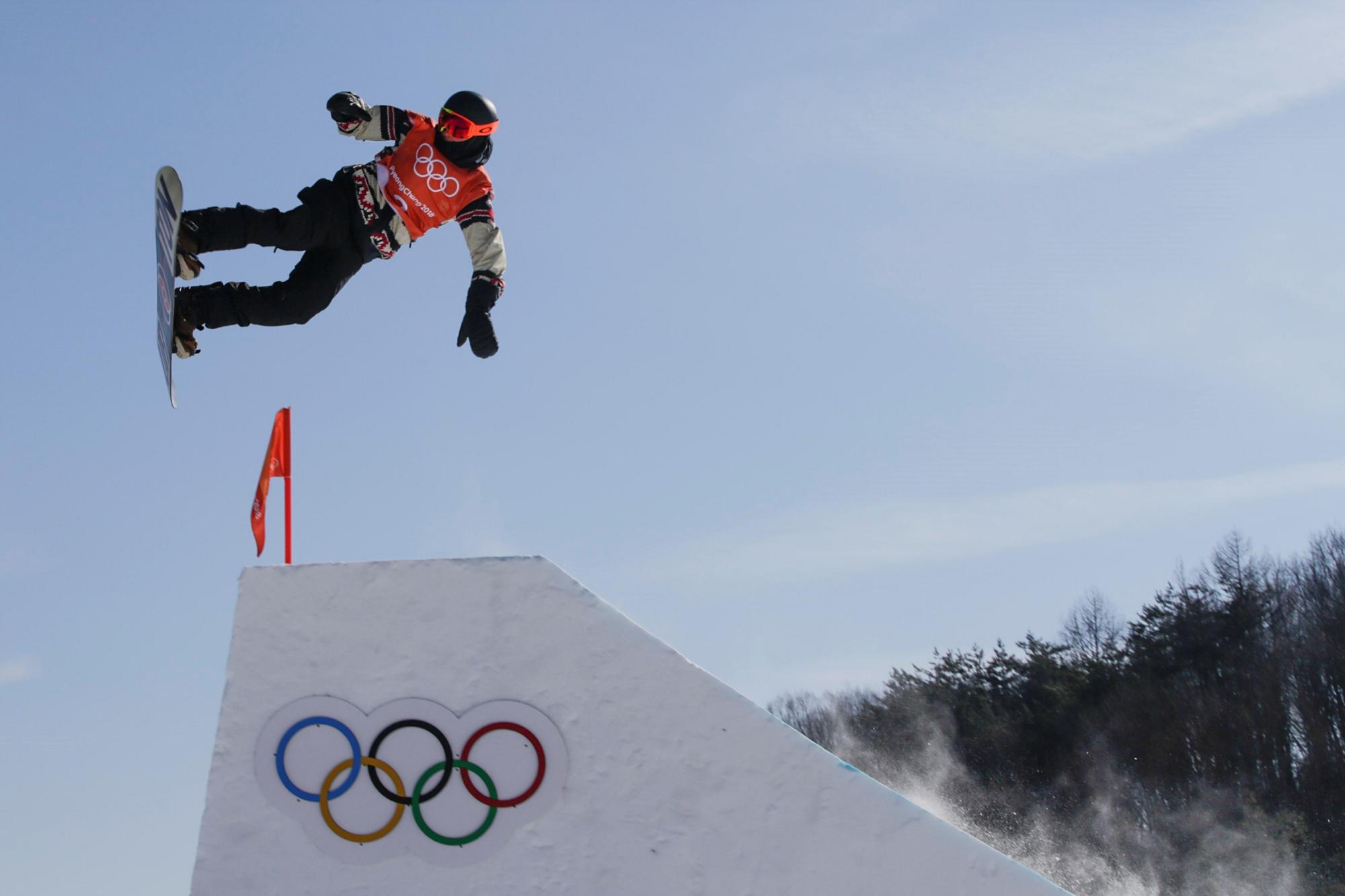 Un atleta participa en los entrenamientos de la categoría de “Slopestyle” de snowboard en el “snow park” Bokwang Phoenix en Bongpyeong-myeon (Corea del Sur) el 7 de febrero de 2018.