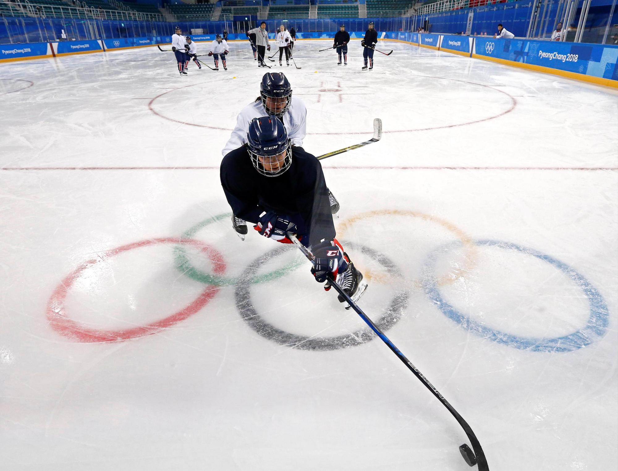 Jugadoras del equipo conjunto coreano asiste al entrenamiento del equipo en el centro de hockey Kwandong en Gangneung (Corea del Sur) el 7 de febrero de 2018. Las dos coreas competirán juntos por primera vez en los Juegos Olímpicos de Invierno lo que supondrá la primera vez, desde 1991, que ambos países compiten juntos en un evento deportivo. 