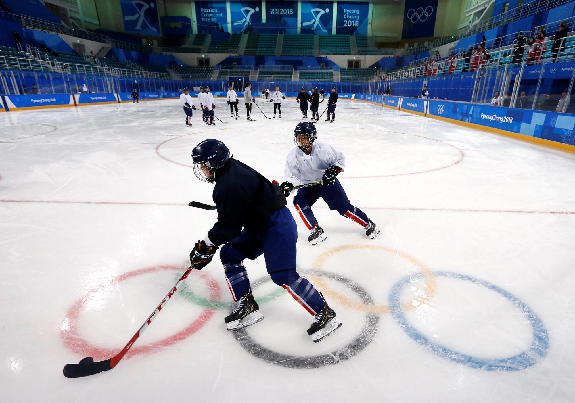 Jugadoras del equipo conjunto coreano asiste al entrenamiento del equipo en el centro de hockey Kwandong en Gangneung (Corea del Sur) el 7 de febrero de 2018. Las dos coreas competirán juntos por primera vez en los Juegos Olímpicos de Invierno lo que supondrá la primera vez, desde 1991, que ambos países compiten juntos en un evento deportivo. 