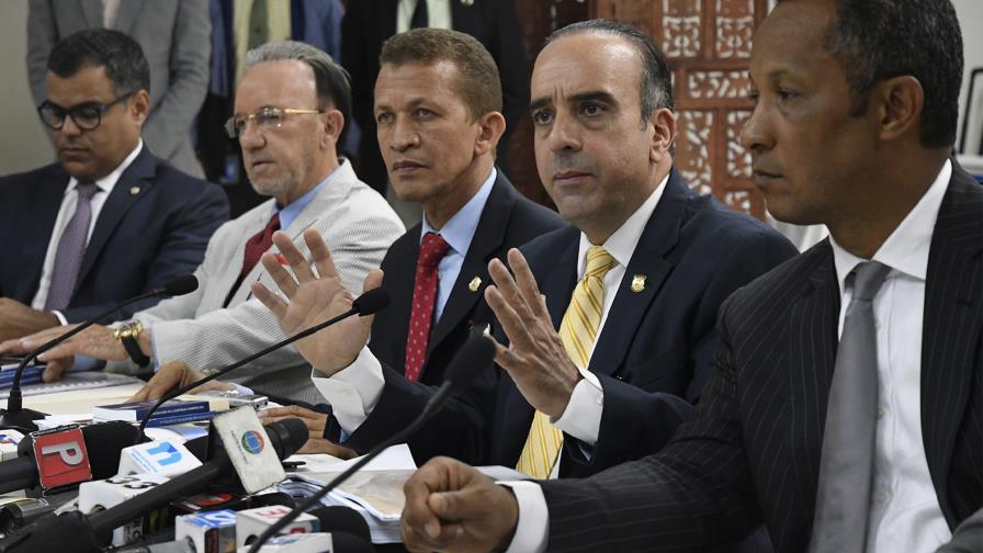 Posible pacto político recibe apoyo en la comisión bicameral; el PLD no responde 