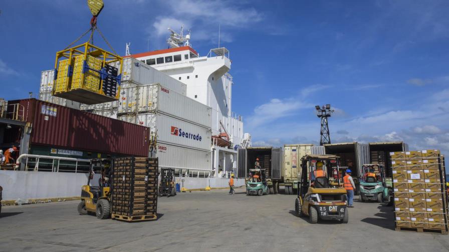 El deterioro y el desfase atracan en el puerto    de Manzanillo 