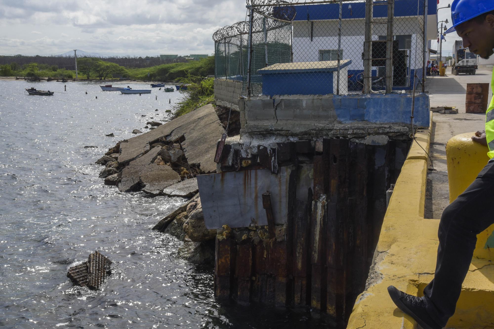 Imagen muestra el deterioro en uno de los muros perimetrales del Puerto de Manzanillo. 
