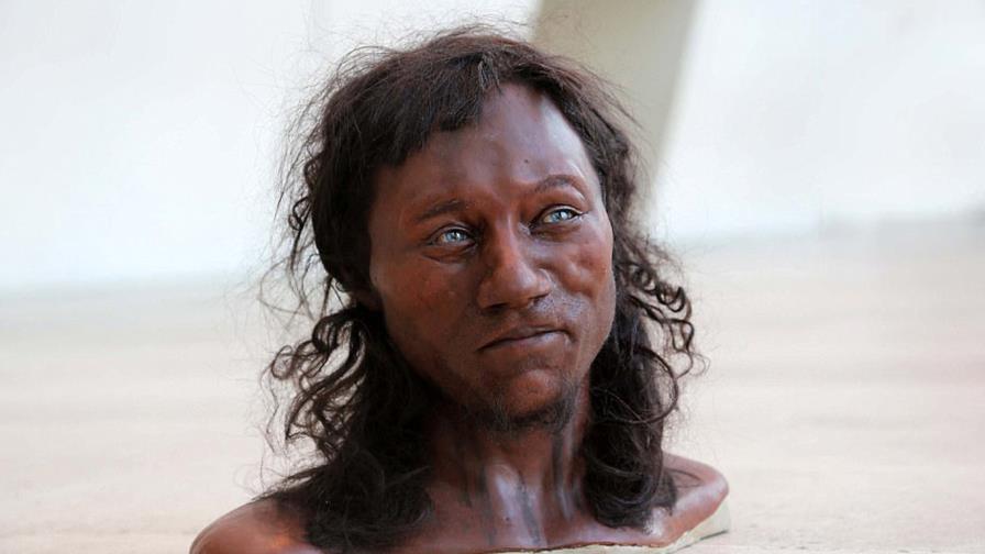 El primer británico moderno tenía ojos azules y piel oscura, según estudio