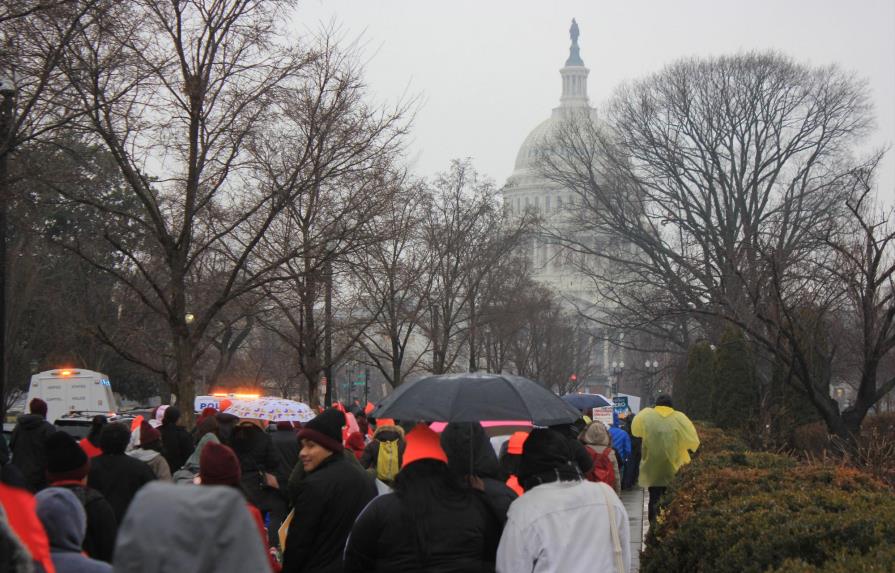 Centenares marchan bajo la lluvia contra las políticas migratorias de Trump