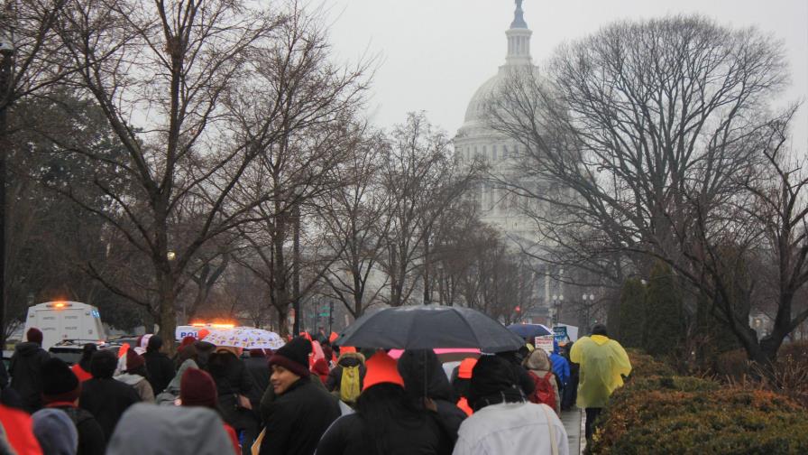 Centenares marchan bajo la lluvia contra las políticas migratorias de Trump