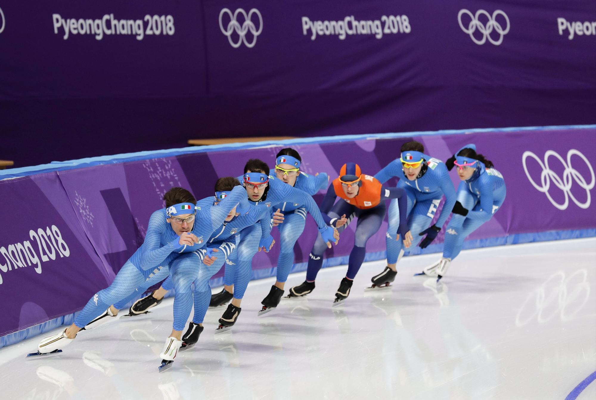 KMA11. Gangneung (Korea, Republic Of), 08/02/2018.- Italian speed skating team members in action during a training session at the Gangneung Oval during the PyeongChang 2018 Olympic Games, South Korea, 08 February 2018. (Corea del Sur).
