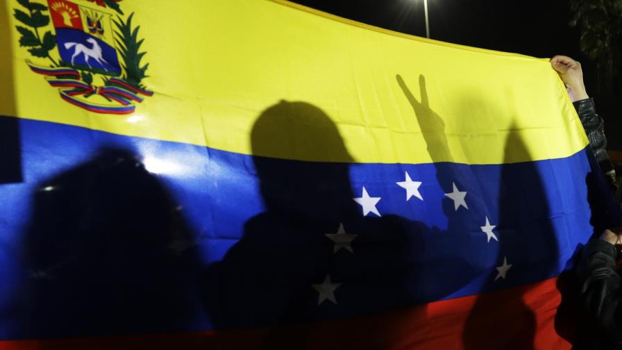 EE.UU. rechaza convocatoria electoral en Venezuela y promete más presión