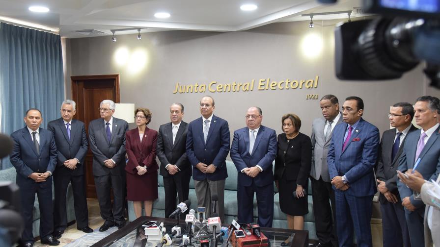 En próxima semana decidirán tipo comisión estudiará leyes políticas