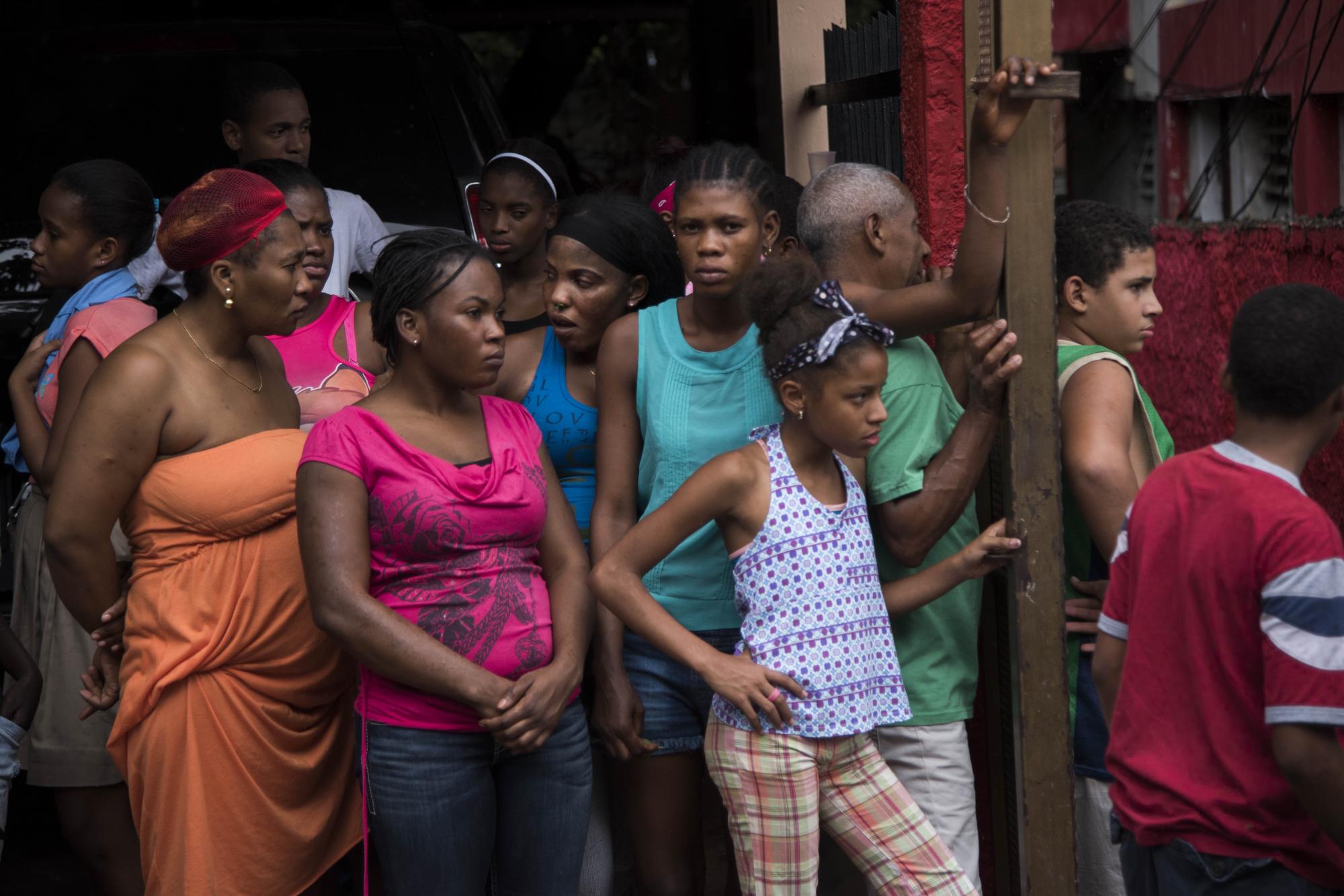 Los vecinos observan la operación de los técnicos forenses de la Policía Nacional.