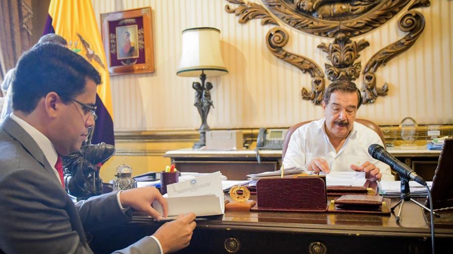 David Collado firma acuerdo con alcalde de la ciudad de Guayaquil, en Ecuador 