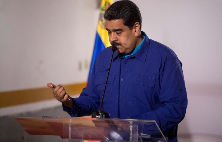 Maduro llama al “pueblo” a firmar documento de diálogo que oposición rechazó
