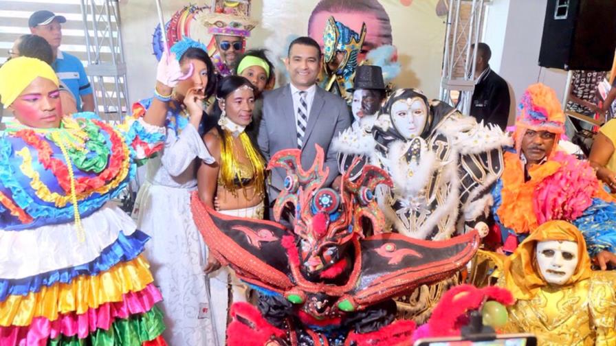 Diputado Luis Alberto Tejeda entrega fondos a comparsas para Carnaval de Santo Domingo Este