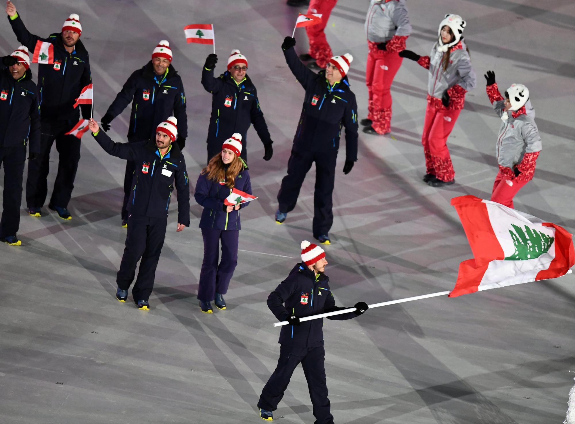 Equipo Líbano con el abanderado Samer Tawk llega durante la Ceremonia de Apertura de los Juegos Olímpicos PyeongChang 2018 en el Estadio Olímpico, condado de Pyeongchang, Corea del Sur, 09 de febrero de 2018. (Corea del Sur, Líbano).