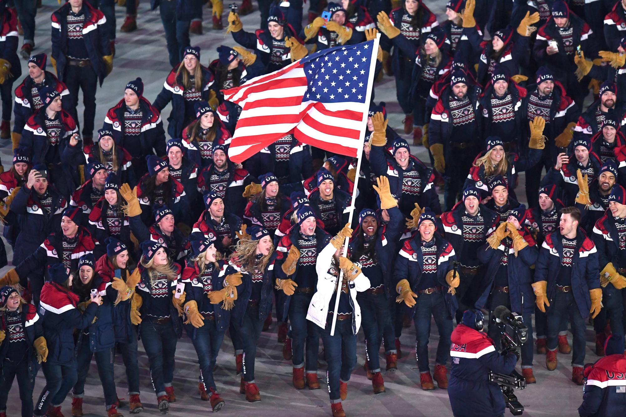 El equipo estadounidense con la abanderada Erin Hamlin (C) llega durante la ceremonia de apertura de los Juegos Olímpicos PyeongChang 2018 en el Estadio Olímpico, condado de Pyeongchang, Corea del Sur, 09 Febrero de 2018. (Abierto, Corea del Sur).