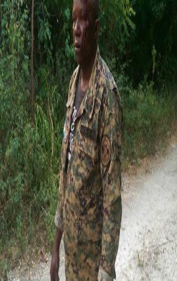 Dos haitianos desarman un sargento del Ejército  y cargan con el fusil M-16