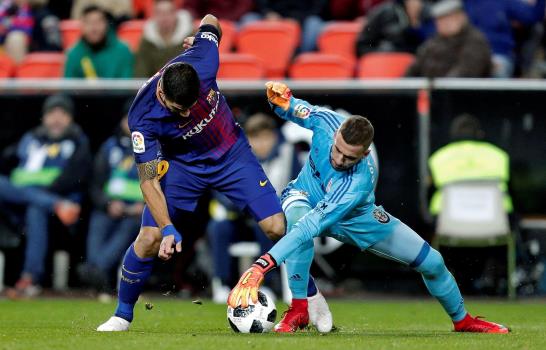 Luis Suárez brilla por un Barcelona que busca triplete