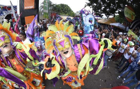 Continúa el domingo carnaval Santiago 2018