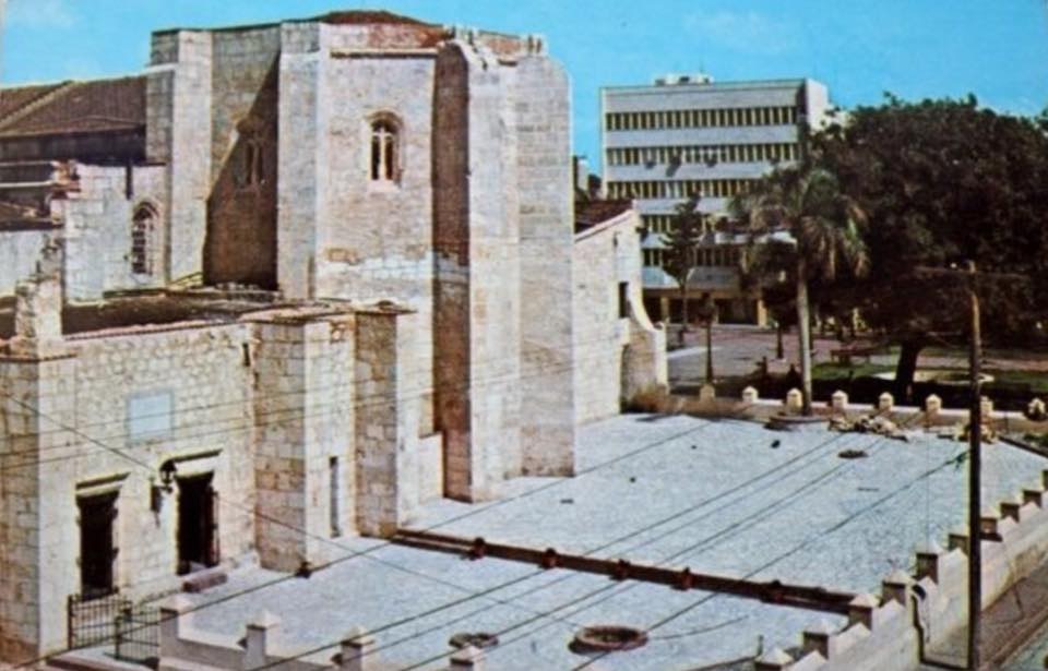 Vista de la parte trasera de la Catedral y al fondo el Conde 15, posiblemente en la década de los 70.