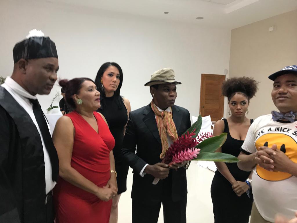 Con varios de los comediantes que les acompañan en la aventura