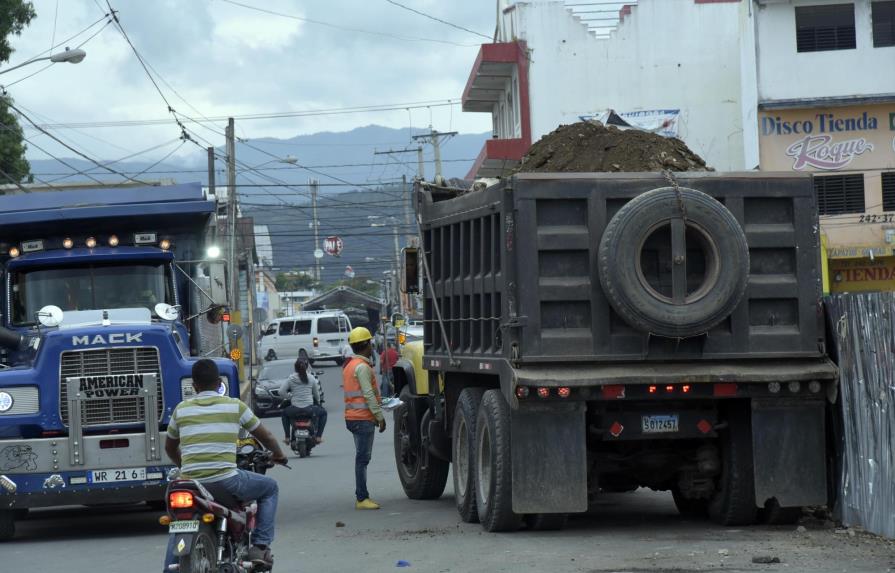 Camioneros circulan en avenida Santiago pese a prohibición