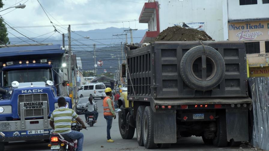 Camioneros circulan en avenida Santiago pese a prohibición